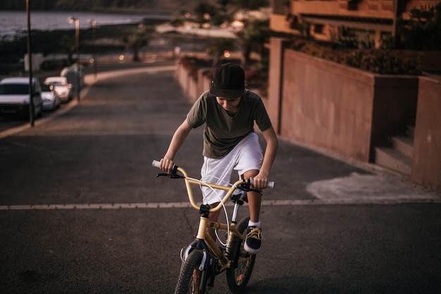 道路で自転車に乗っている男の後ろの景色