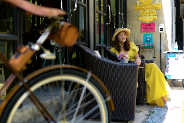 Photo rear view of man riding bicycle on street