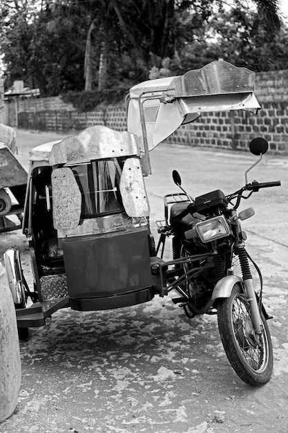 Photo rear view of man riding bicycle on street