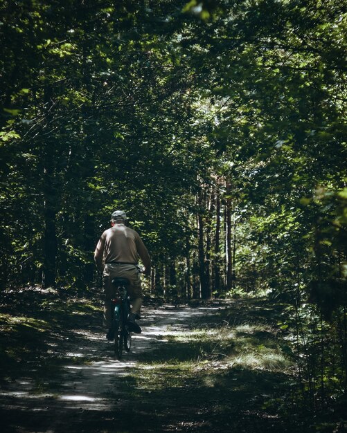 Foto vista posteriore di un uomo in bicicletta