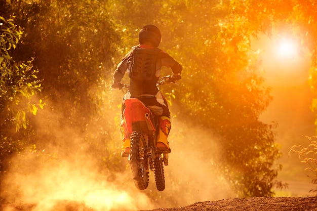 Photo rear view of man riding motorcycle during competition