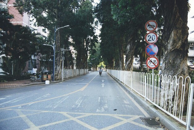 道路でオートバイを運転している男の後ろの景色