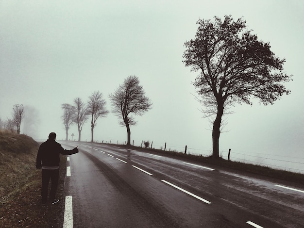 Photo rear view of a man on road