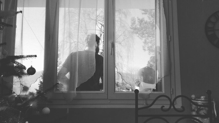 Photo rear view of man seen through window