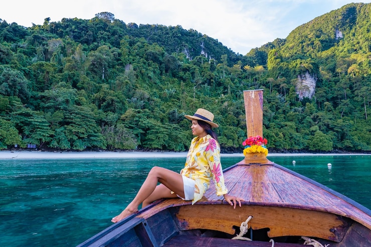 Photo rear view of man sitting on boat in sea