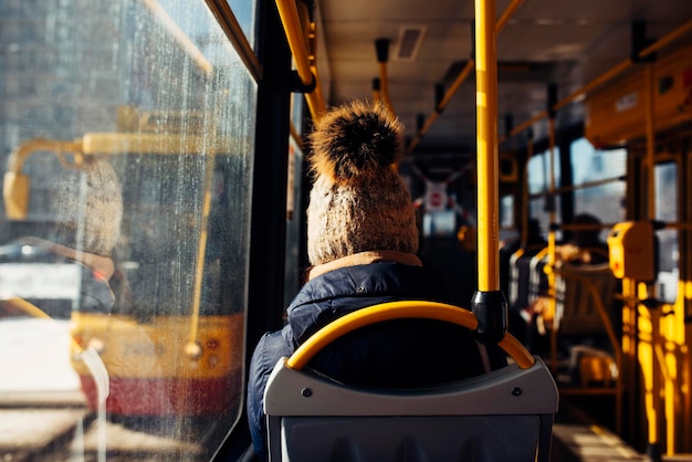 Photo rear view of man sitting in bus