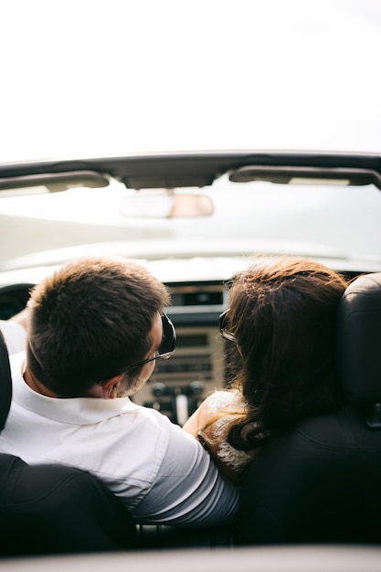 Photo rear view of man sitting in car