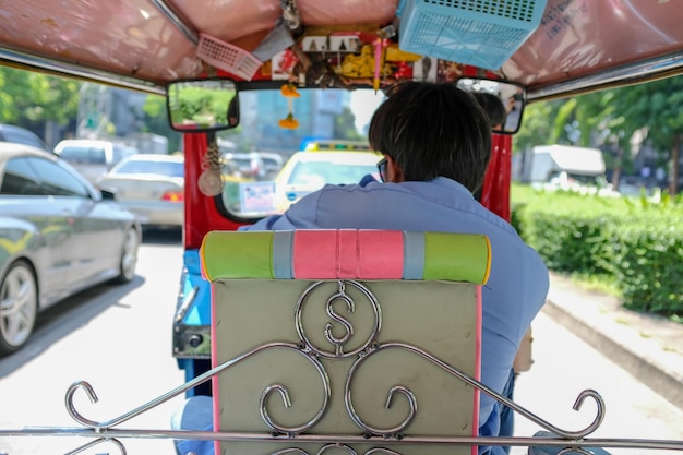 Photo rear view of man sitting in car