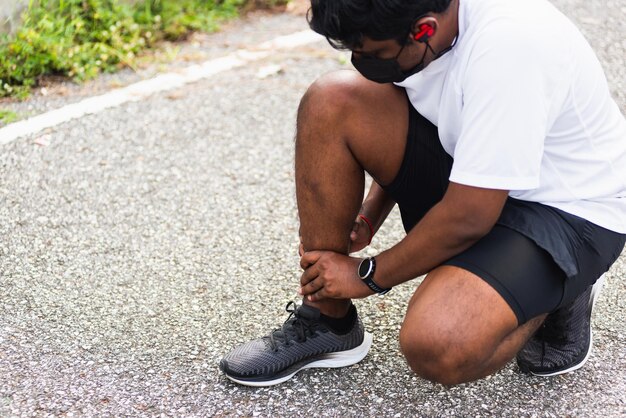 Photo rear view of man sitting on footpath