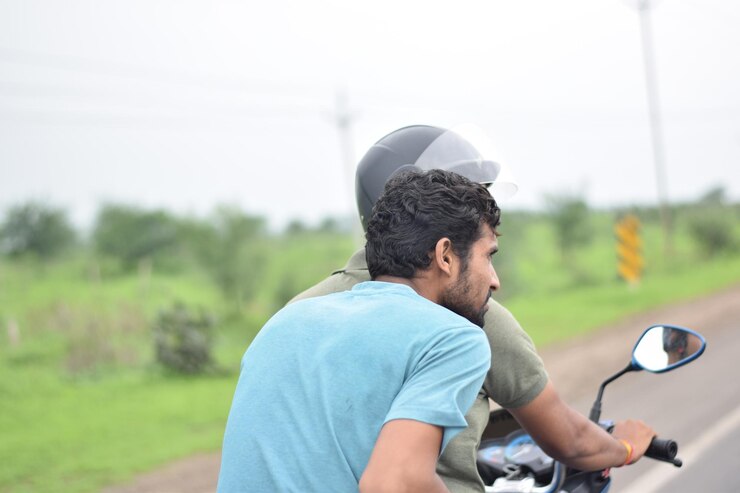 फोटो rear view of man sitting on motorcycle