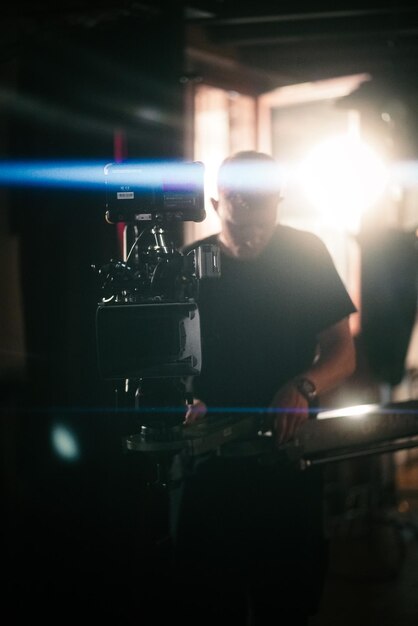 Photo rear view of man sitting on stage