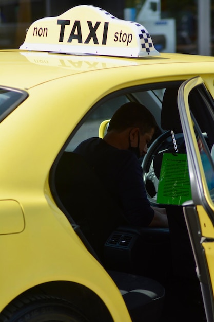 Foto vista posteriore di un uomo seduto in un taxi