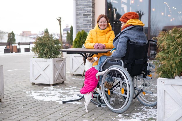 Photo rear view of man sitting on wheelchair