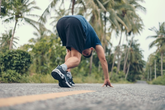 Photo rear view of man skateboarding on road