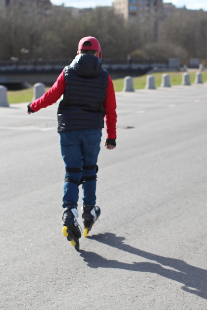 Photo rear view of man skating on road