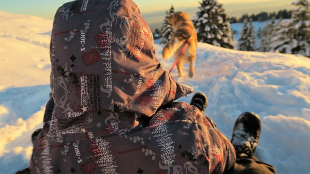 Photo rear view of man on snow against sky