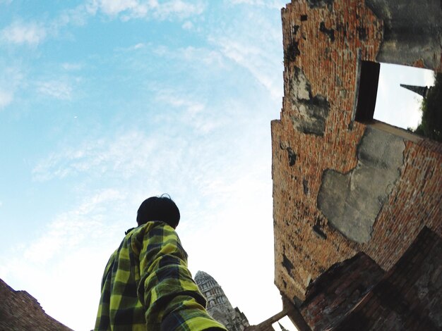 Foto vista posteriore di un uomo in piedi contro il cielo