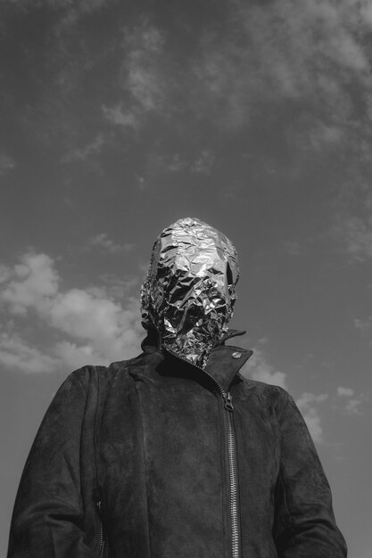 Photo rear view of man standing against sky