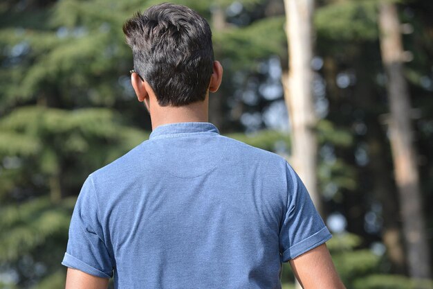 Photo rear view of man standing against trees