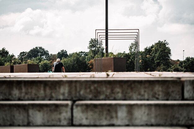 Photo rear view of man standing against wall