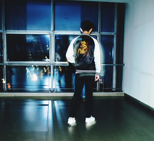 Photo rear view of man standing at airport