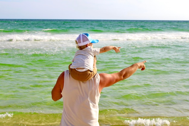 Photo rear view of man standing at beach