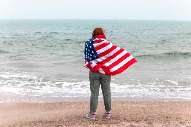 Photo rear view of man standing on beach