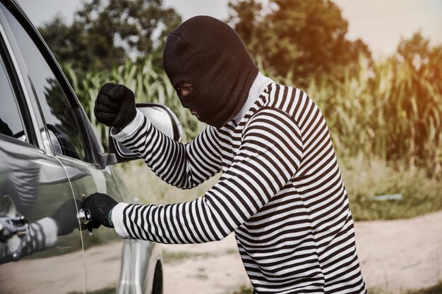 Photo rear view of man standing by car