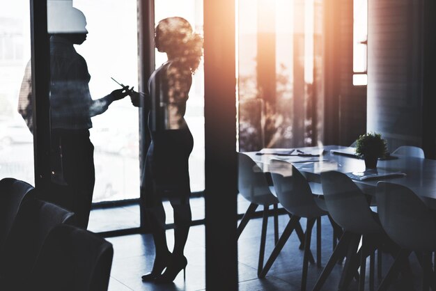 Photo rear view of man standing by glass