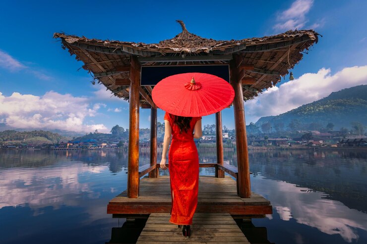 Photo rear view of man standing by lake against sky