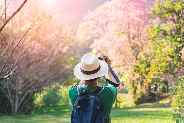 Photo rear view of man standing by plants in park