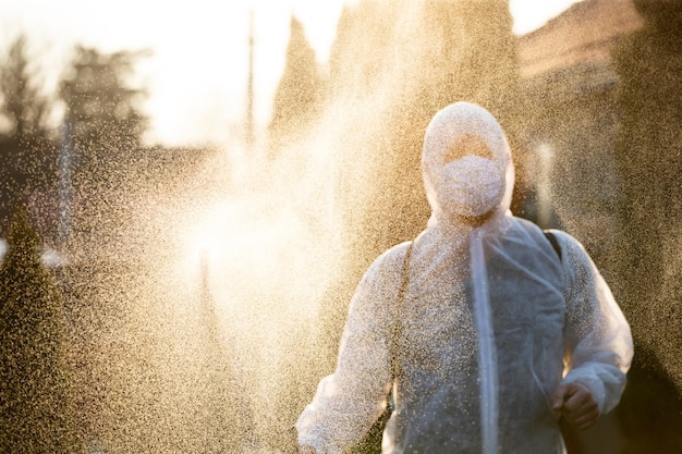 Foto vista posteriore di un uomo in piedi accanto alla scultura