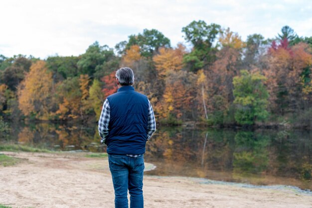 Photo rear view of man standing by trees