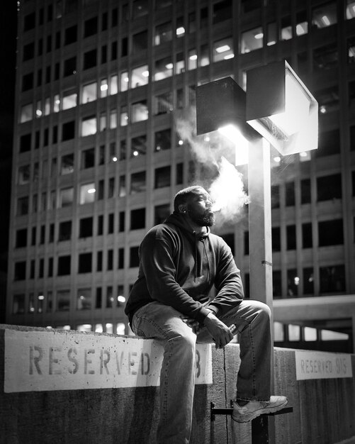 Photo rear view of man standing in city