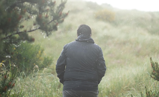 Photo rear view of man standing on field