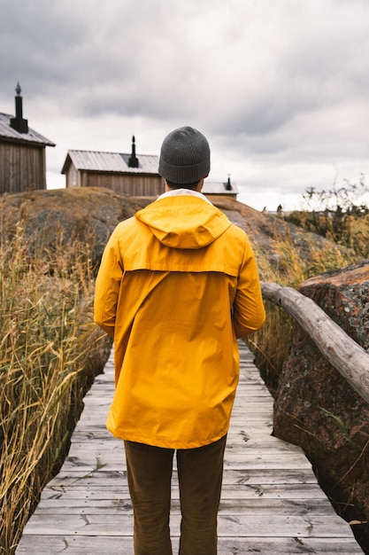 Photo rear view of man standing on footpath against sky