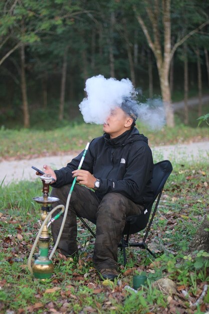 Photo rear view of man standing in forest