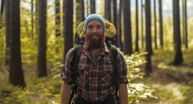 Photo rear view of man standing in forest