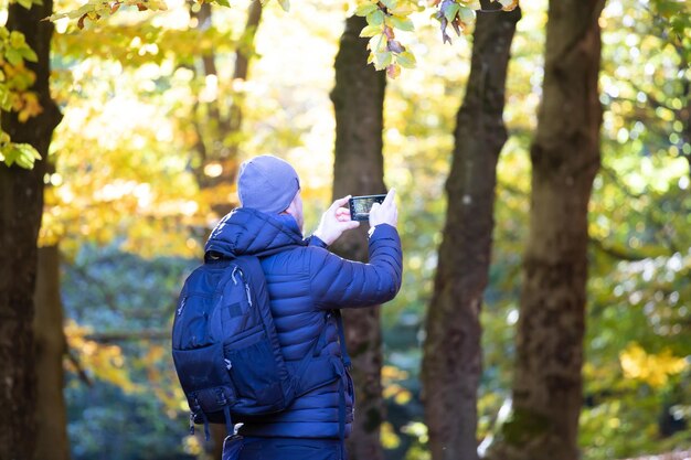 Photo rear view of man standing in forest