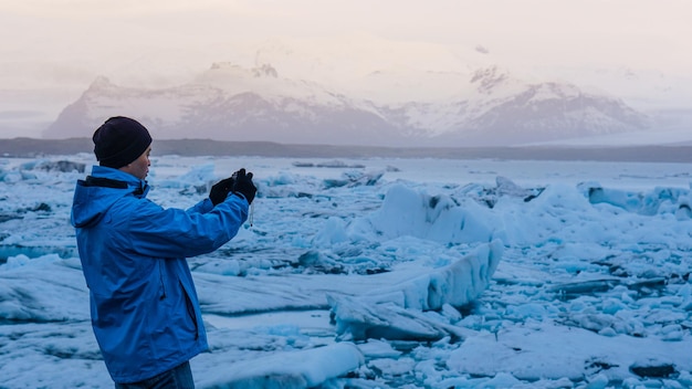 Photo rear view of man standing in frozen sea during winter