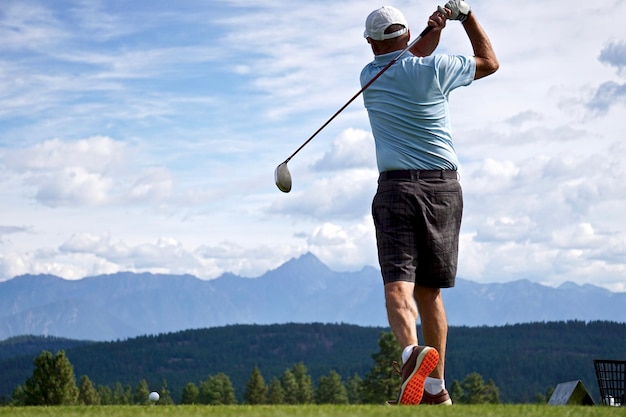 Foto vista posteriore di un uomo in piedi sul campo da golf