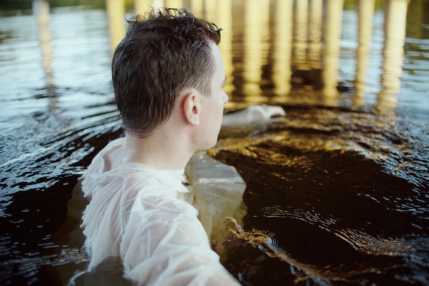 Photo rear view of man standing in lake