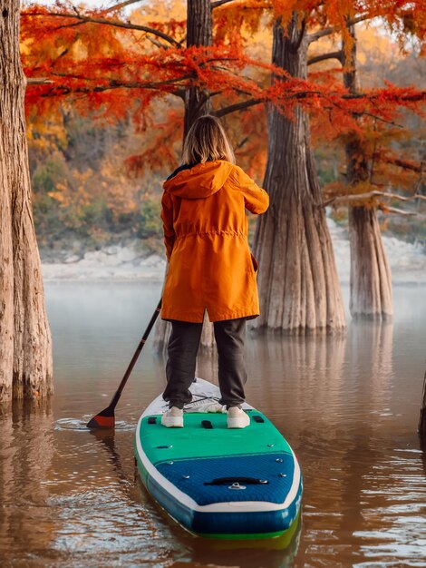 Foto vista posteriore di un uomo in piedi nel lago