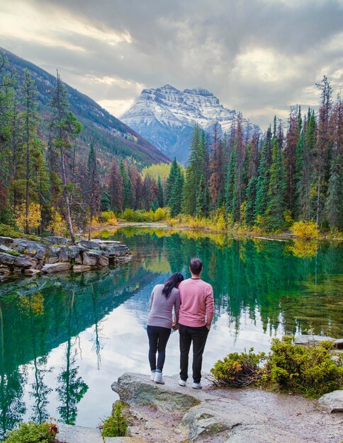 Foto vista posteriore di un uomo in piedi nel lago