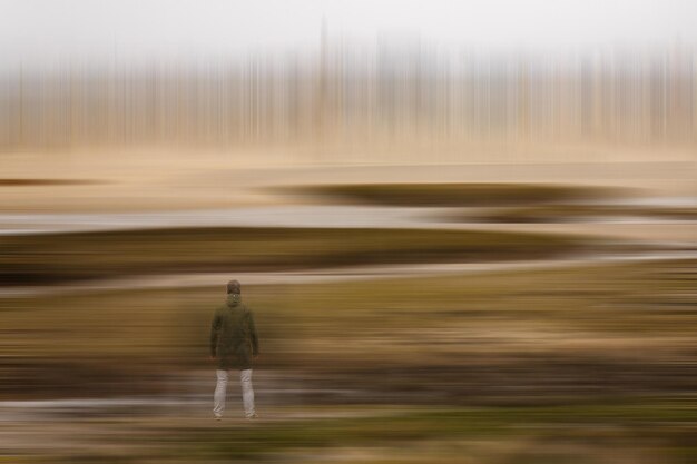 Foto vista posteriore di un uomo in piedi sulla terraferma