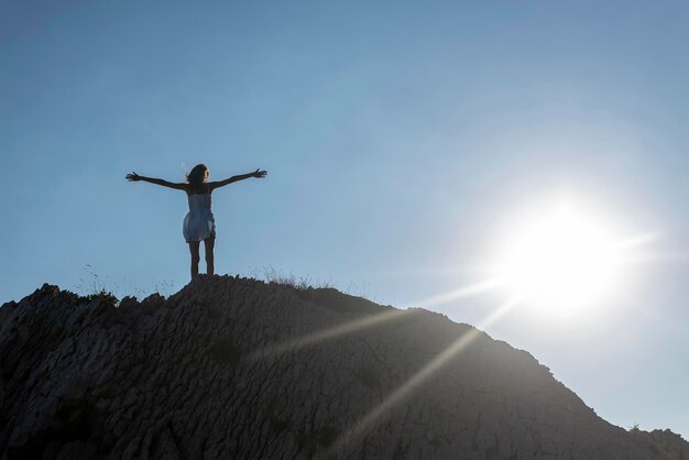 Photo rear view of man standing on mountain against sky