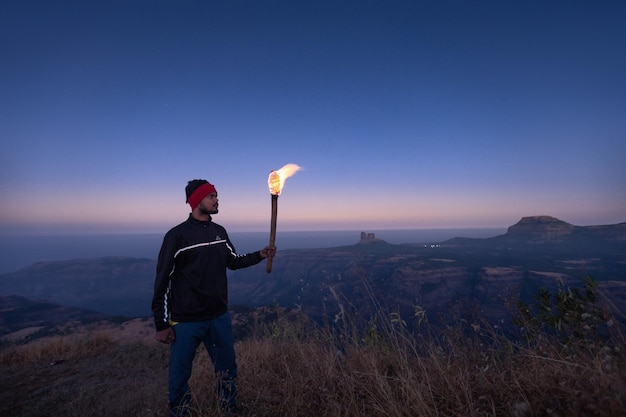 Photo rear view of man standing on mountain