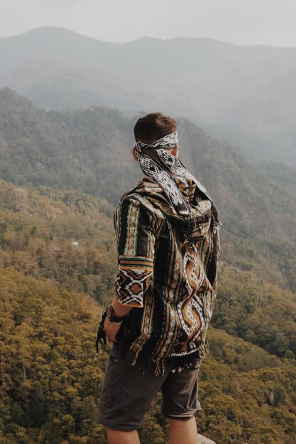 Vista posteriore di un uomo in piedi sulla montagna