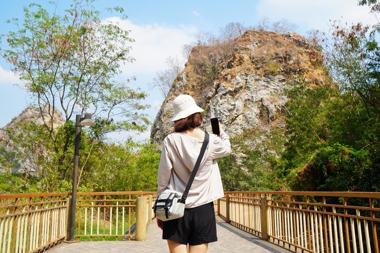 Photo 山の反対側のレールに立っている男の後ろの景色