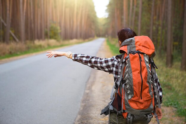 Photo rear view of man standing on road